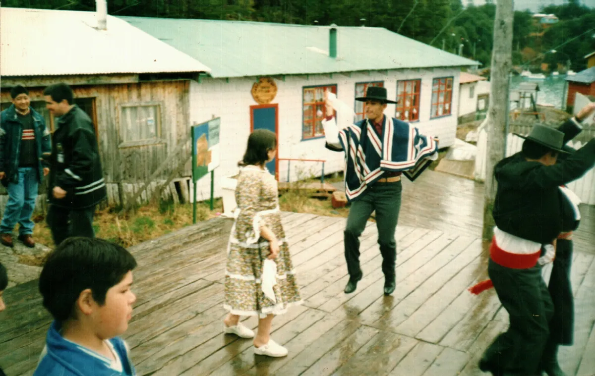 Bailarines de cueca — Caleta Tortel — 1999 | Chile de Ayer