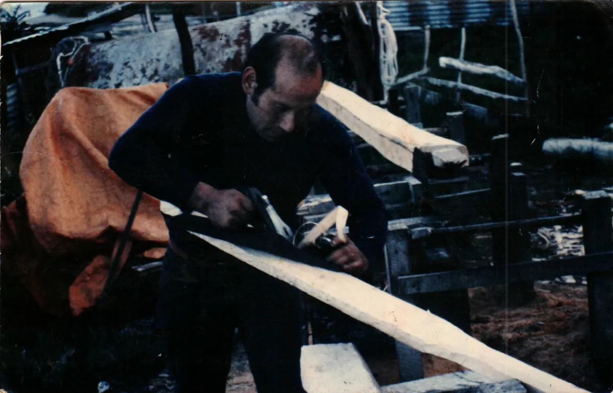 Cepillando un Remo de Ciprés — Caleta Tortel — 1990 | Chile de Ayer
