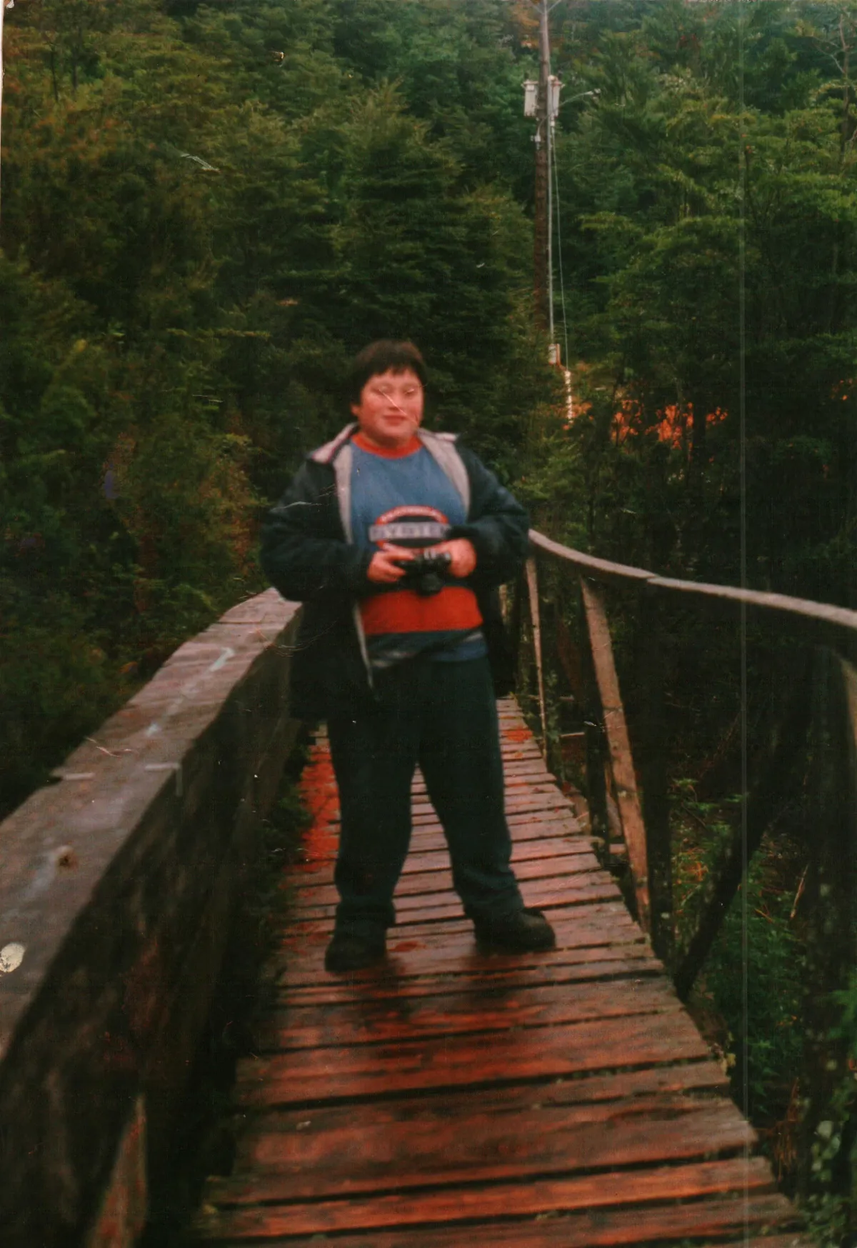 En Pasarela de Sector Centro — Caleta Tortel — 1998 | Chile de Ayer