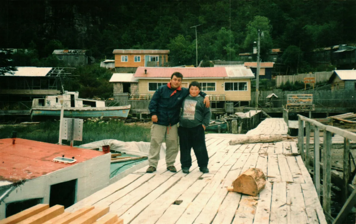 En Muelle de Rincon Bajo — Caleta Tortel — 1999 | Chile de Ayer