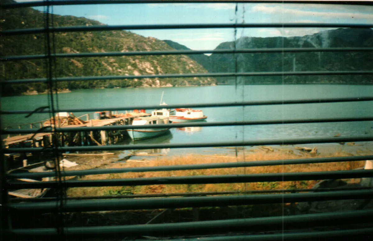 Paisaje Bahia Tortel desde interior Rincon Bajo — Caleta Tortel — 2000 | Chile de Ayer