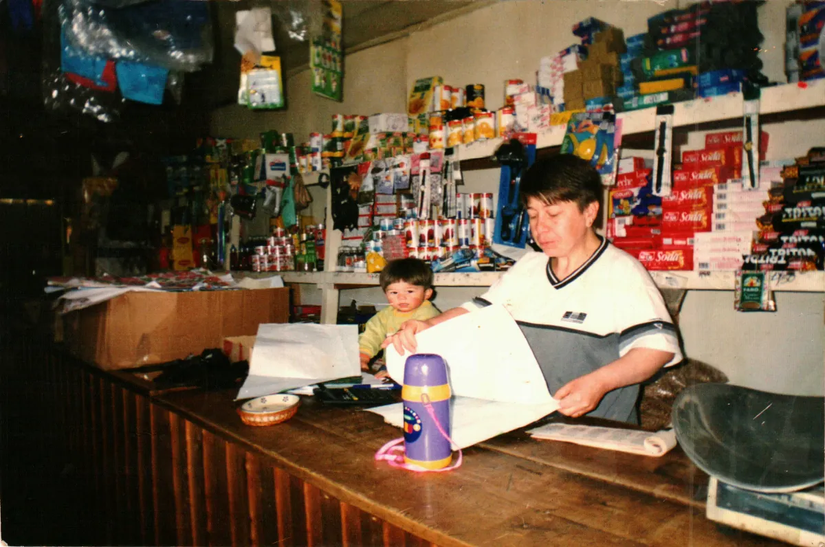 Atendiendo almacen Rio Baker — Caleta Tortel — aprox. 1996 | Chile de Ayer