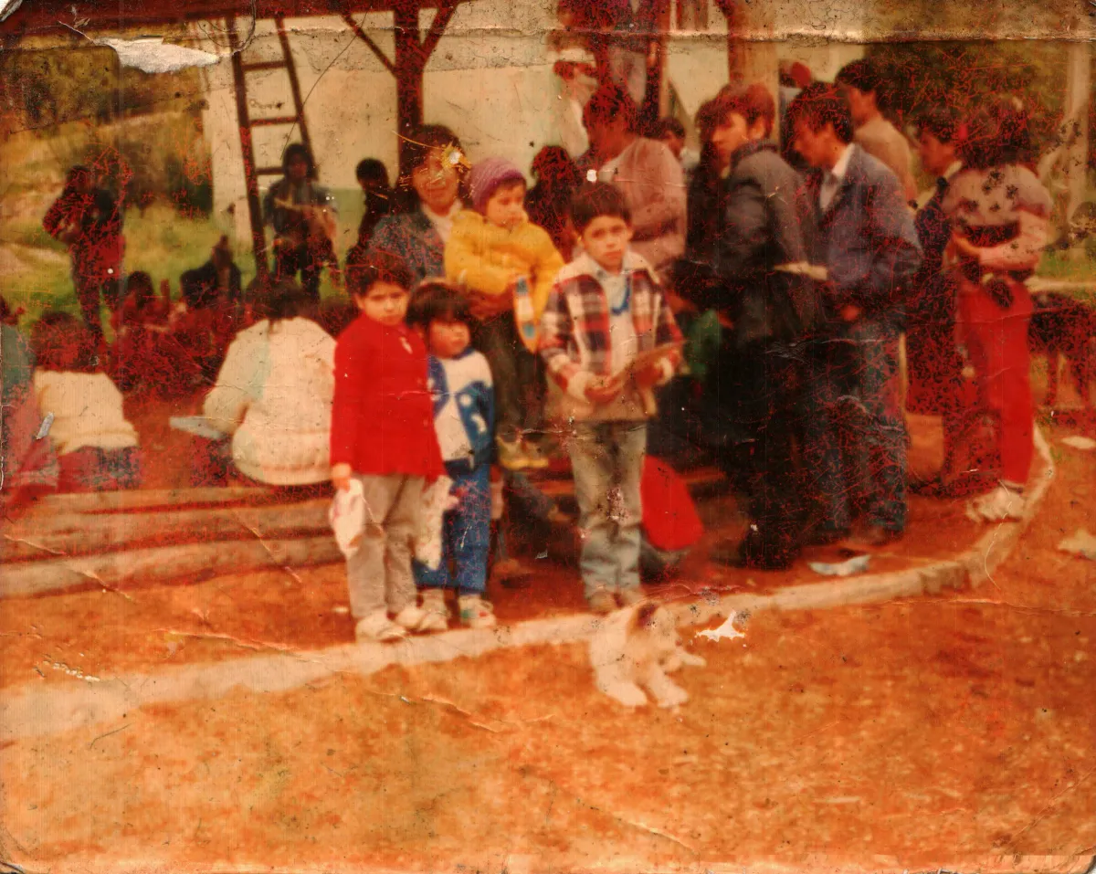 En Plaza de Tortel — Caleta Tortel — 1999 | Chile de Ayer