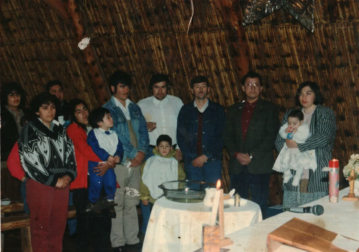 Bautizo Iglesia Catolica — Caleta Tortel — aprox. 1999 | Chile de Ayer