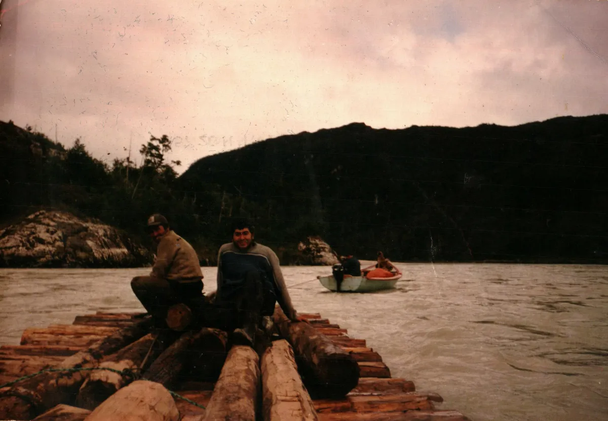 En Balsa Rio abajo — Caleta Tortel — aprox. 1999 | Chile de Ayer