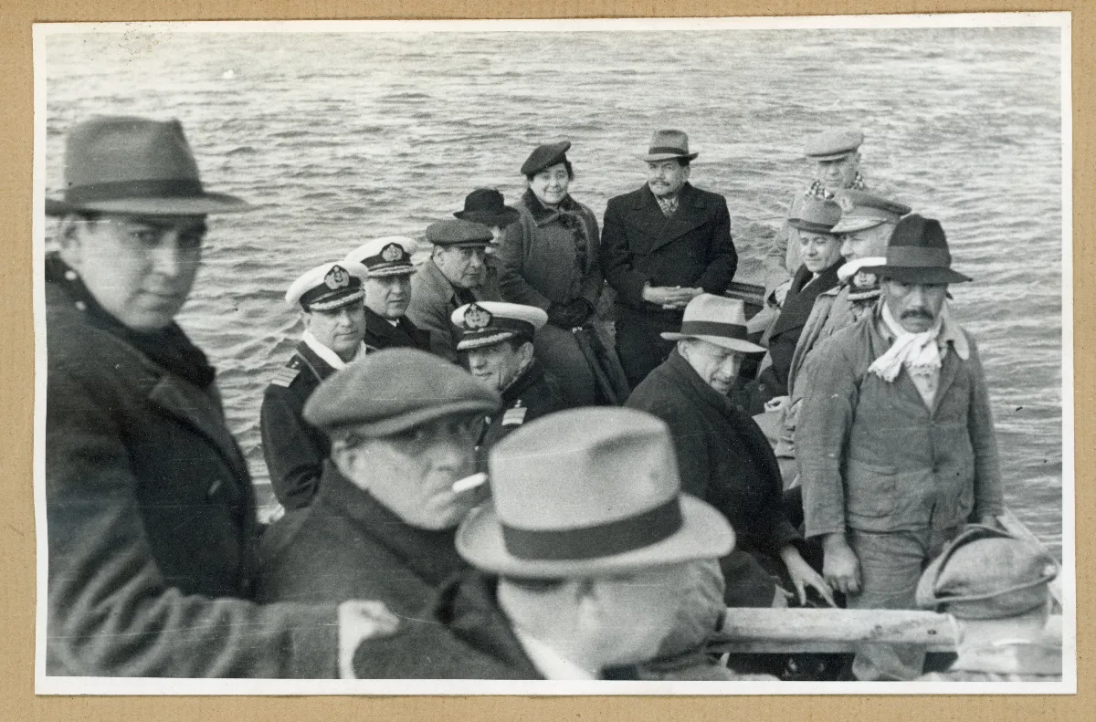 El presidente junto a su esposa embarcados con tripulantes y autoridades en la Gira a la zona austral del país de S.E. el Presidente de la Republica Don Pedro Aguirre Cerda. — Lota — 1939 | Chile de Ayer