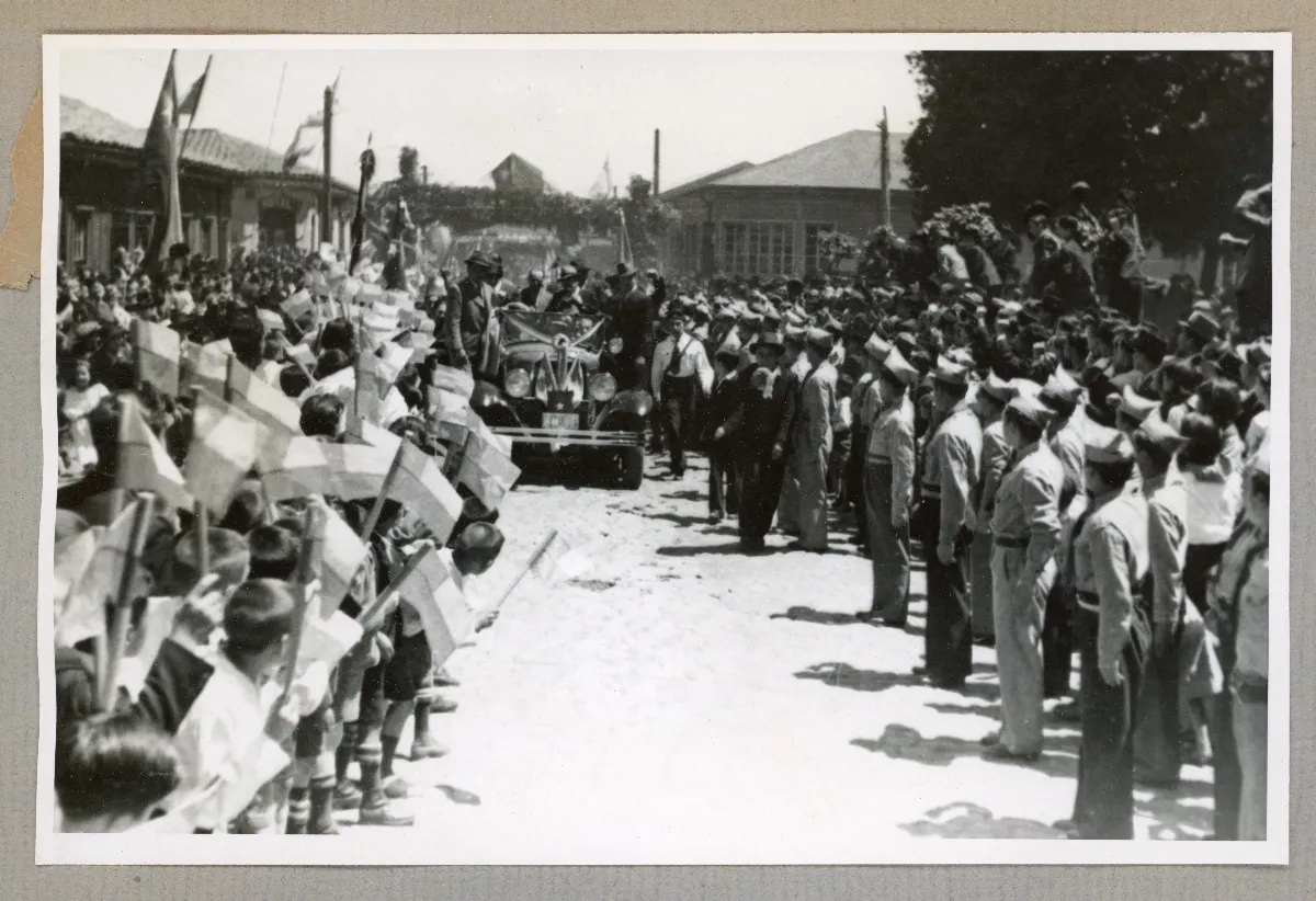 Vehiculo trasladando al presidente y su esposa recorriendo la comuna. Gira a la zona austral del país de S.E. el Presidente de la Republica Don Pedro Aguirre Cerda — Lota — 1939 | Chile de Ayer