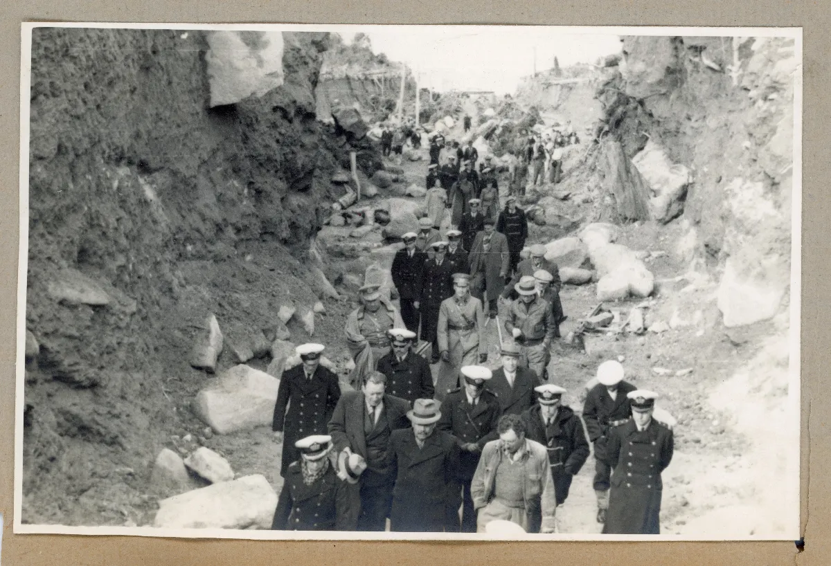 Comitiva presidencial de visita a terreno — Lota — 1939 | Chile de Ayer