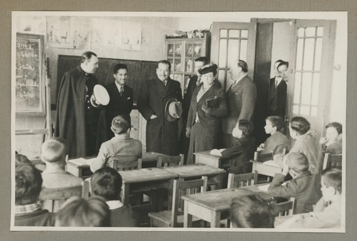Visita de S.E. El Presidente Pedro Aguirre Cerda junto a su esposa Juanita Aguirre, a una escuela en la gira al sur — Punta Arenas — 1939 | Chile de Ayer