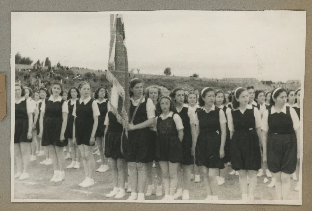 Tarde deportiva en el Estadio de Punta Arenas. Alumnnas entonando el Himno Patrio — Punta Arenas — 1939 | Chile de Ayer