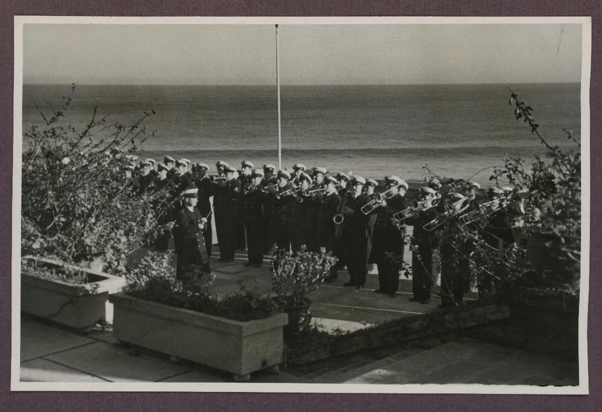 Banda de guerra saludando al presidente — Viña del Mar — 1940 | Chile de Ayer
