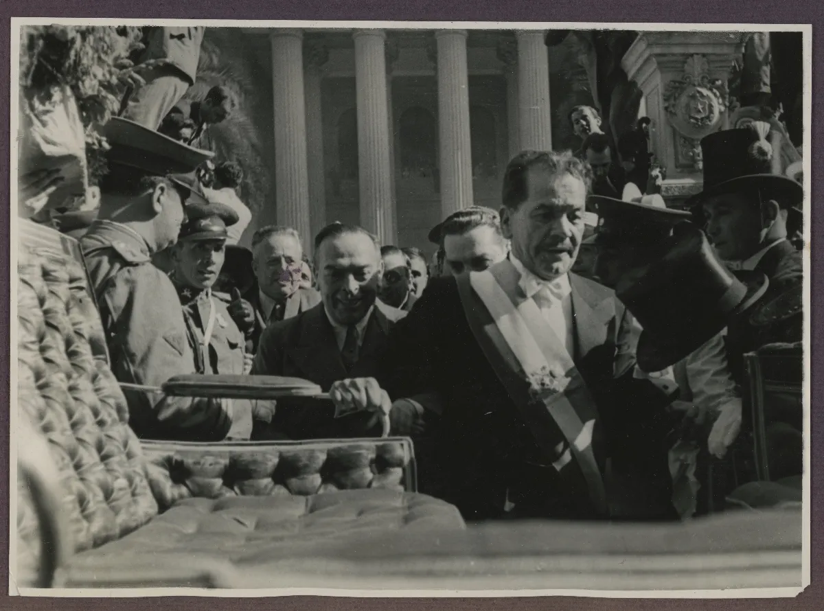 Presidente Pedro Aguirre Cerda saliendo del congreso luego de la ceremonio de toma de mando — Santiago — 1938 | Chile de Ayer
