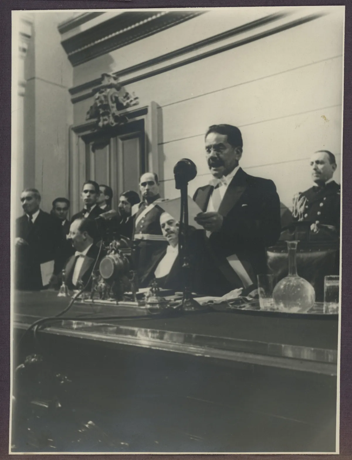 S.E. el Presidente de la Republica Don Pedro Aguirre Cerda dando su primer discurso al pueblo de chile — Santiago — 1938 | Chile de Ayer