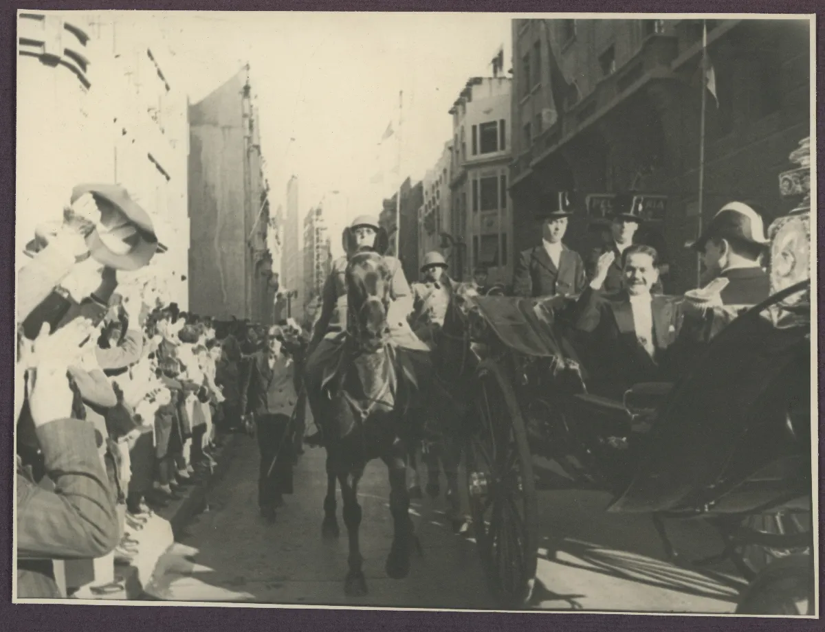 El presidentede paseo saludando a los habitantes de santiago — Santiago — 1938 | Chile de Ayer
