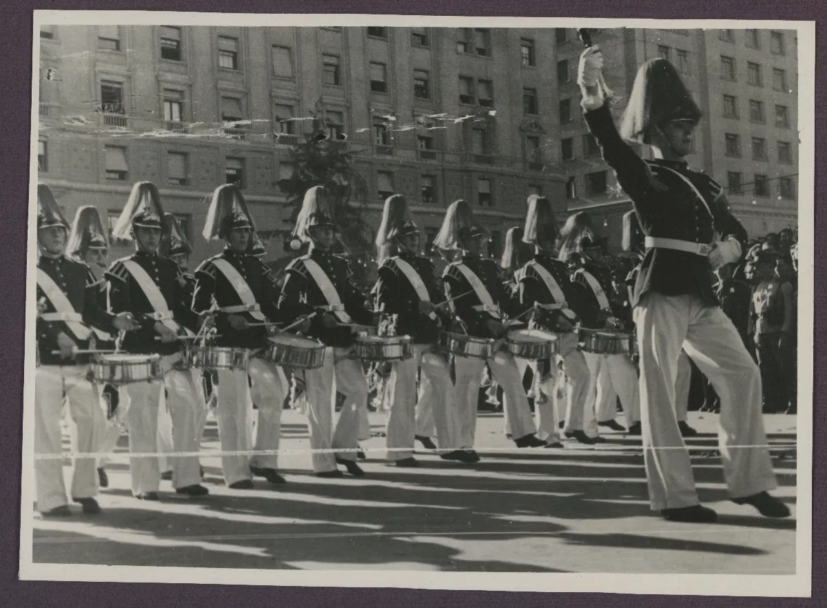 Desfile. El pueblo de chile celebrando la asencion al mando del presidente Pedro Aguirre Cerda — Santiago — 1938 | Chile de Ayer