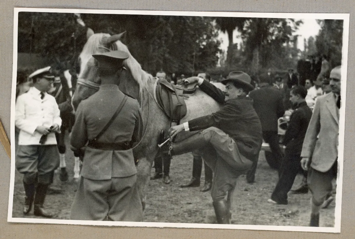 Presidente Pedro Aguirre Cerda presidiendo acto conmemorativo del Día de la Raza — 1939 | Chile de Ayer