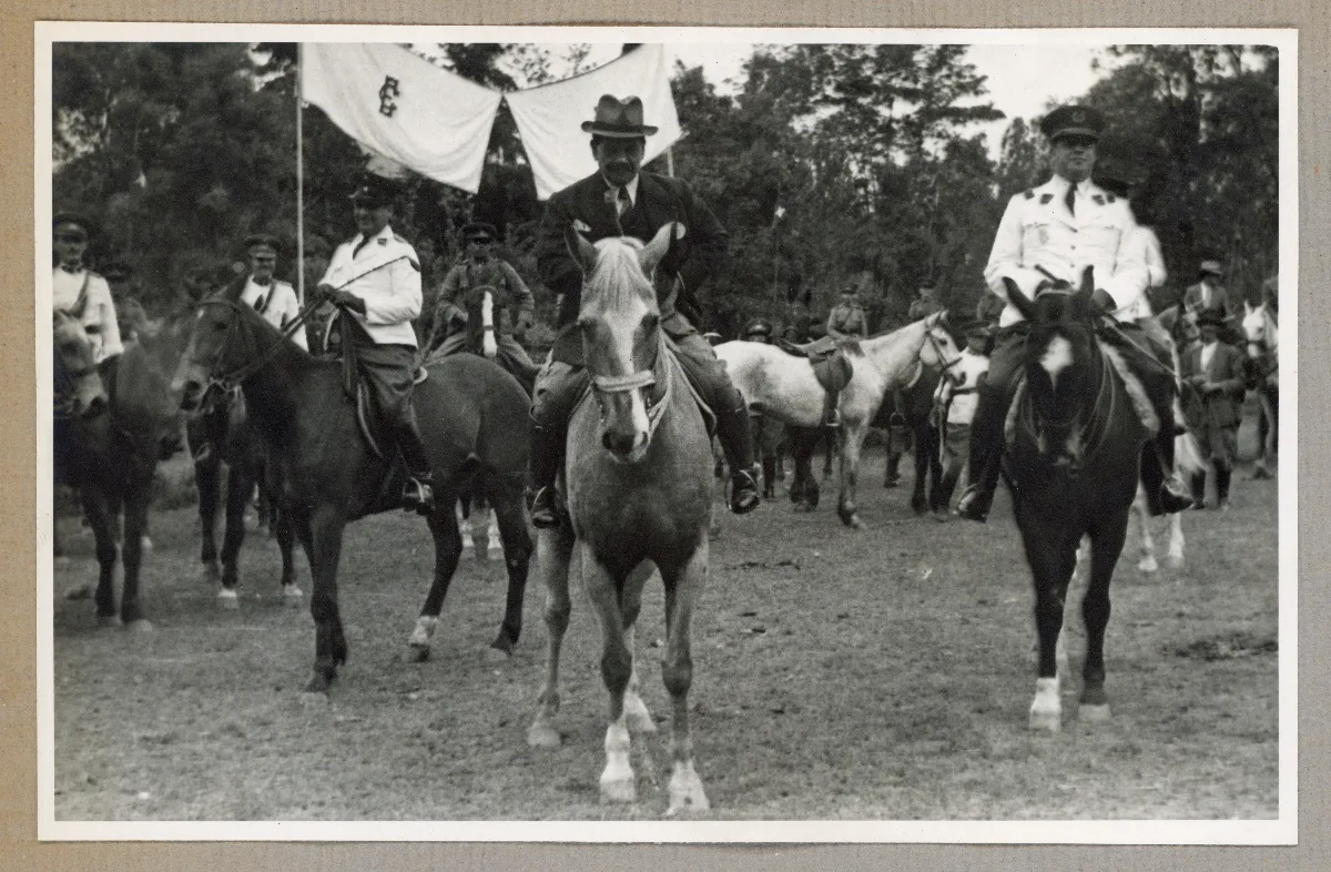 Desfile ecuestre del Día de la Raza con autoridades oficiales a caballo — 1939 | Chile de Ayer
