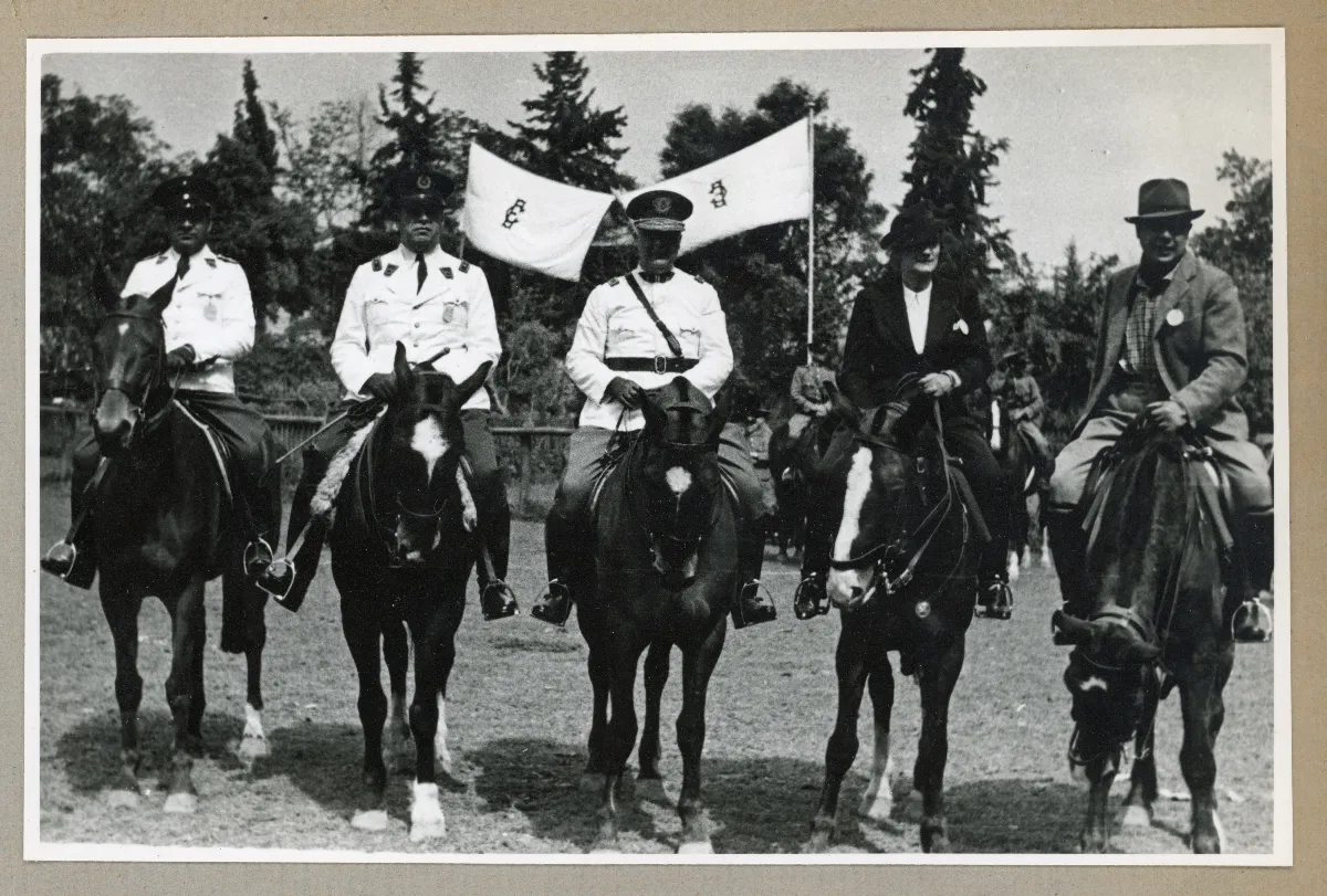 Acto ecuestre presidencial en conmemoración del Día de la Raza con autoridades militares — 1939 | Chile de Ayer