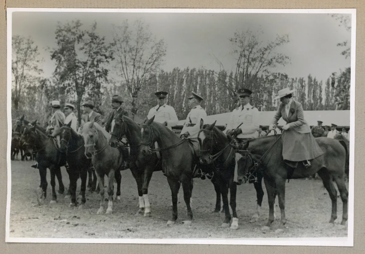 Cabalgata oficial en conmemoración del Día de la Raza — 1939 | Chile de Ayer