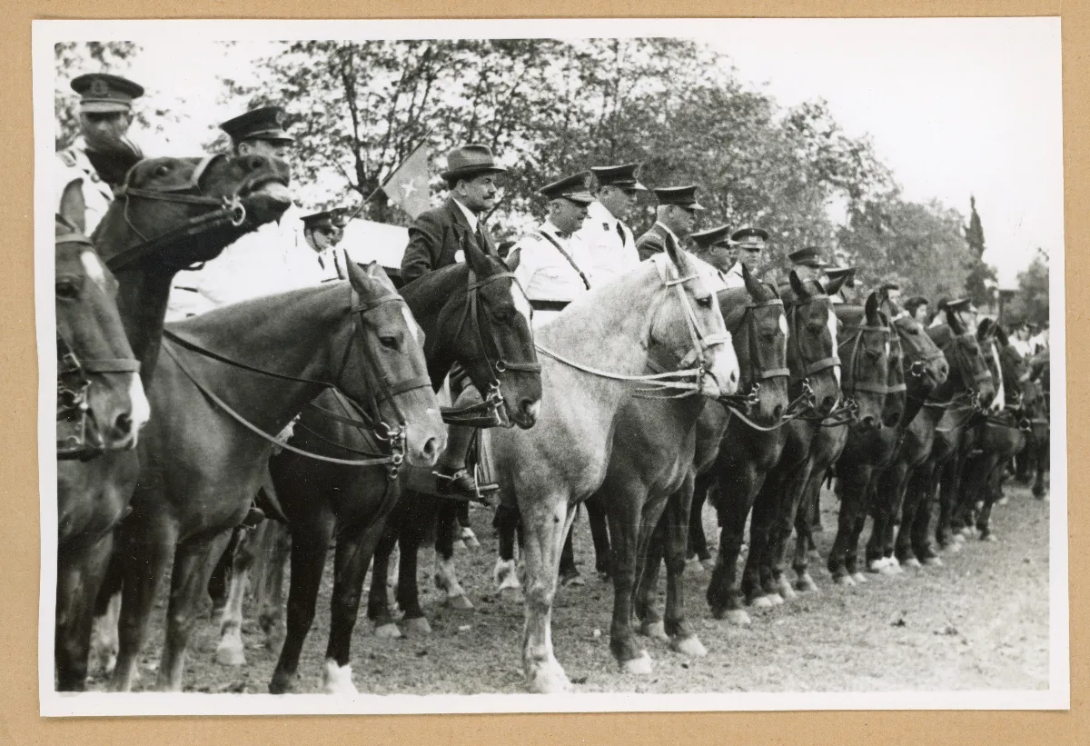Acto de conmemoración del Día de la Raza en caballata oficial — 1939 | Chile de Ayer
