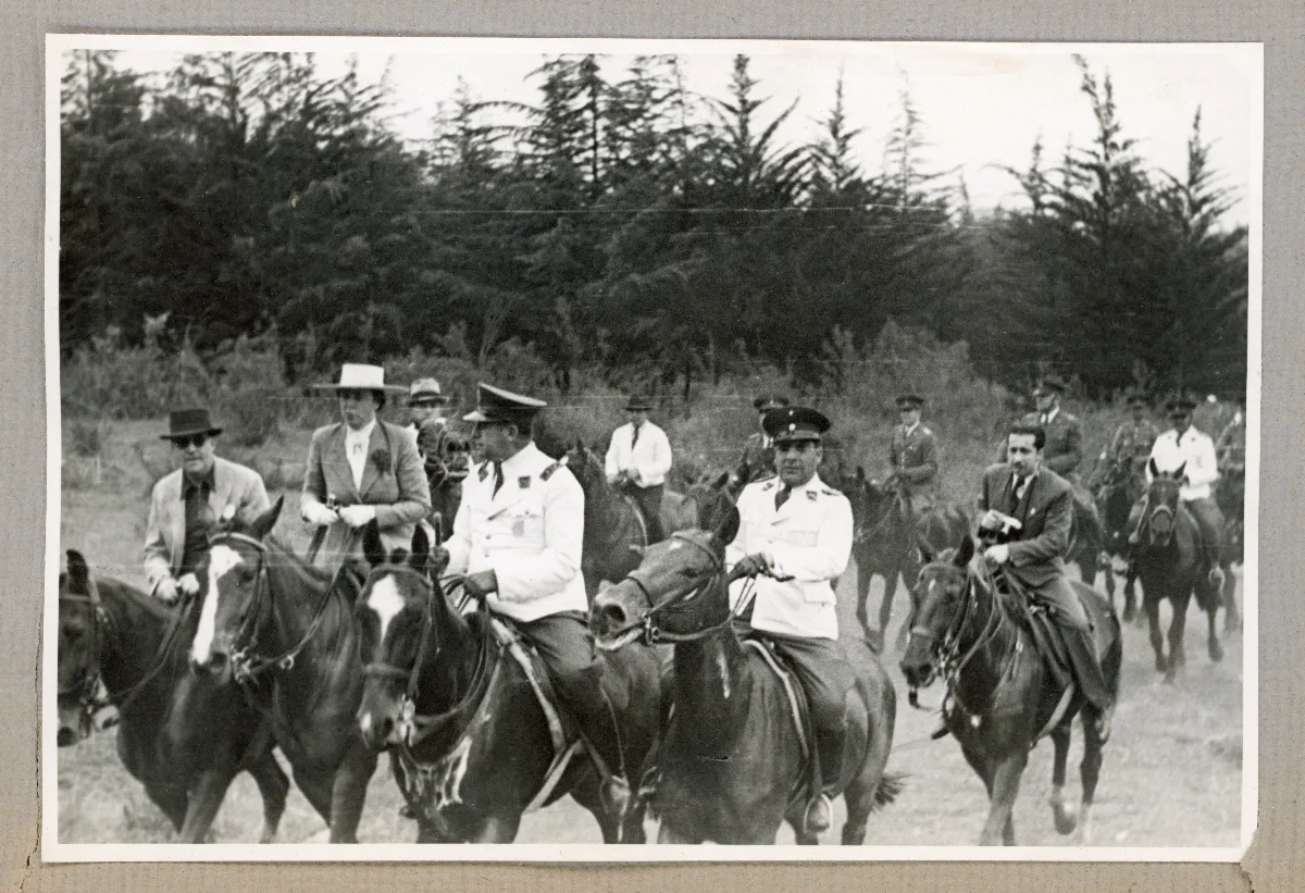 Cabalgata oficial con el Presidente Aguirre Cerda en conmemoración del Día de la Raza — 1939 | Chile de Ayer