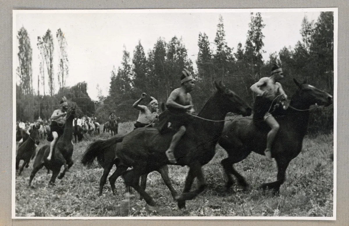 Acto ecuestre en conmemoración del Día de la Raza — 1939 | Chile de Ayer