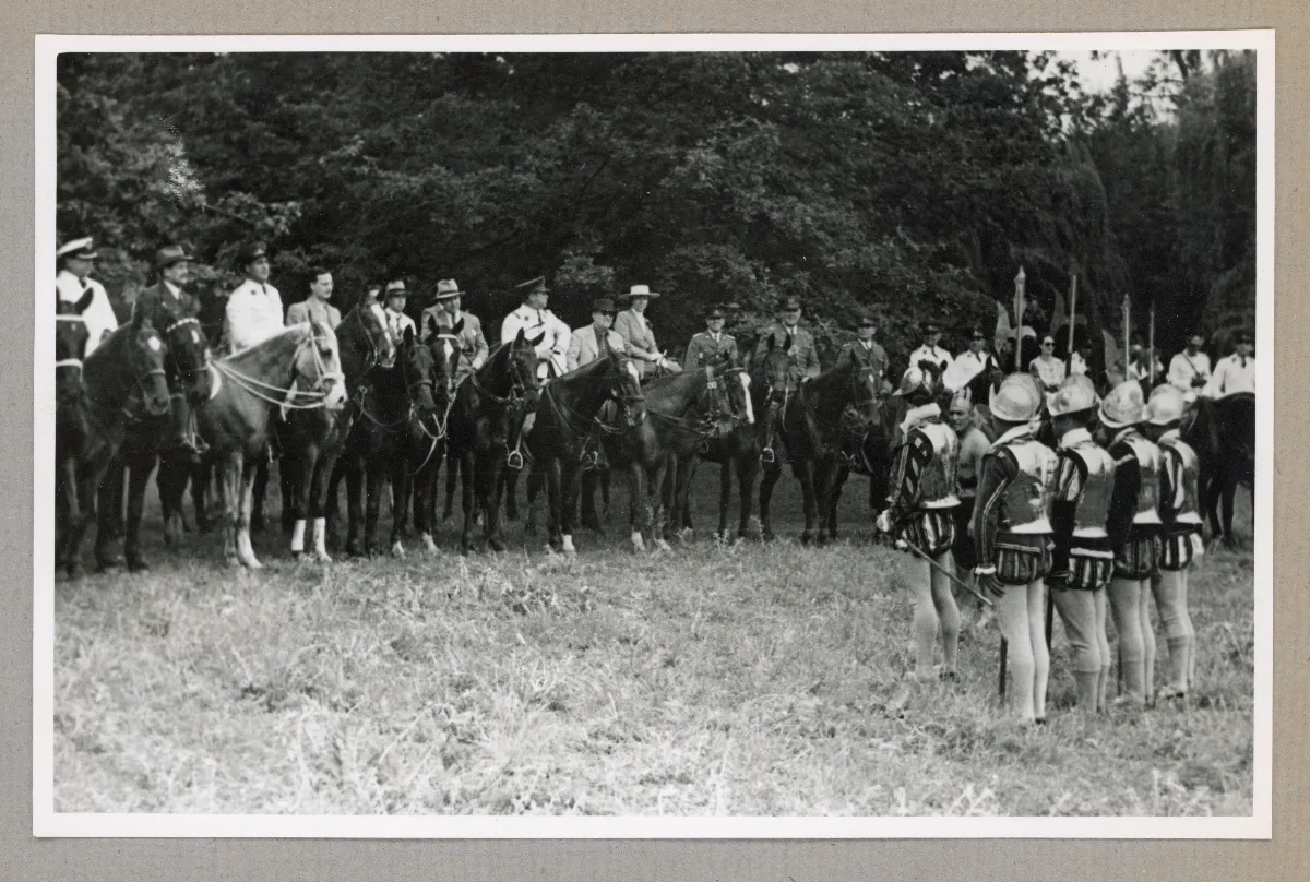 Presidente Pedro Aguirre Cerda en conmemoración del Día de la Raza con autoridades y grupo folclórico — 1939 | Chile de Ayer