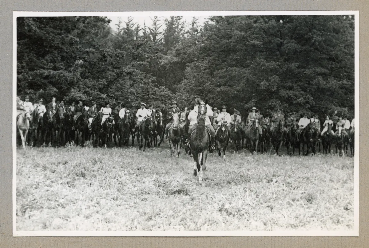 Presidente Pedro Aguirre Cerda a caballo en acto de conmemoración del Día de la Raza — 1939 | Chile de Ayer