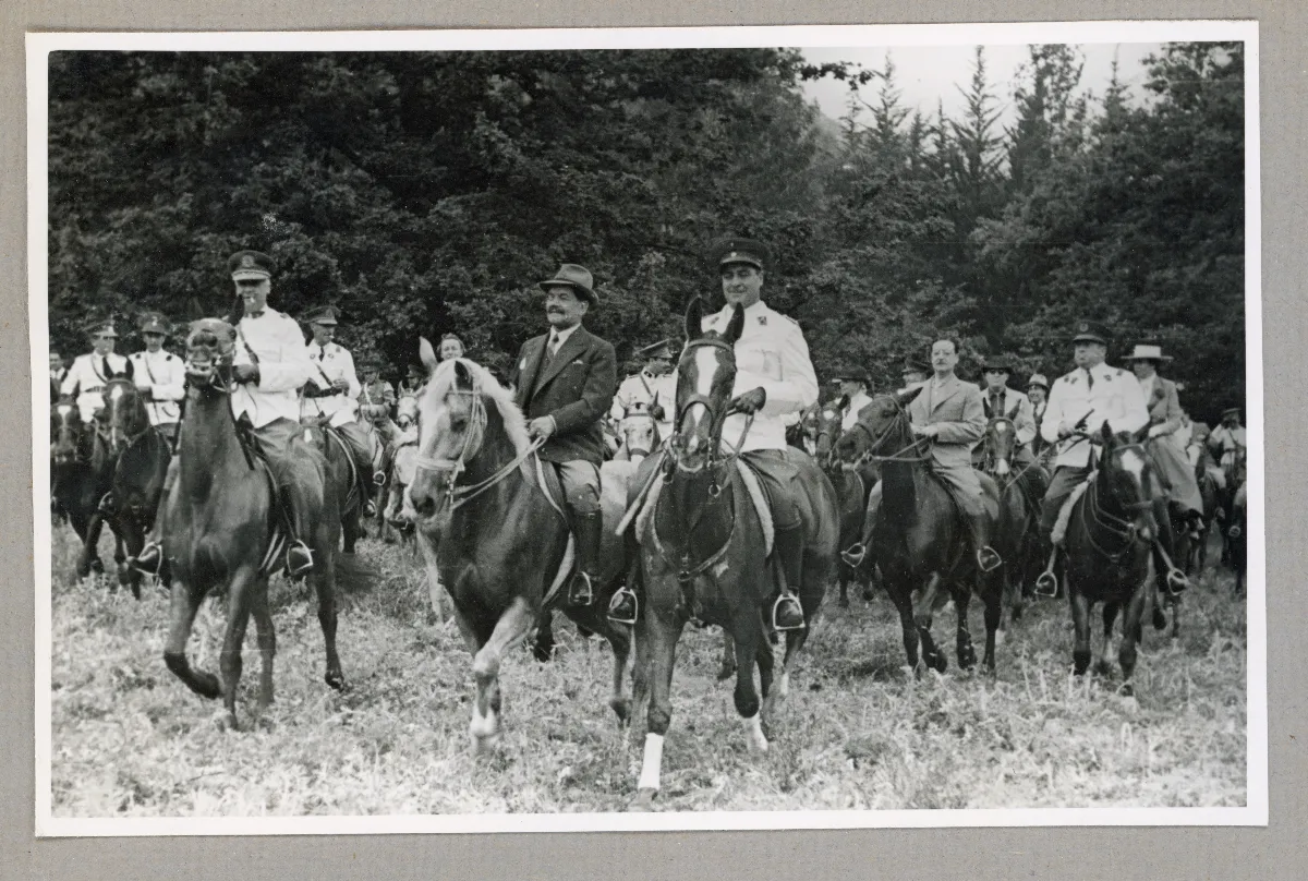 Cabalga oficial del Presidente Aguirre Cerda por conmemoración del Día de la Raza — 1939 | Chile de Ayer