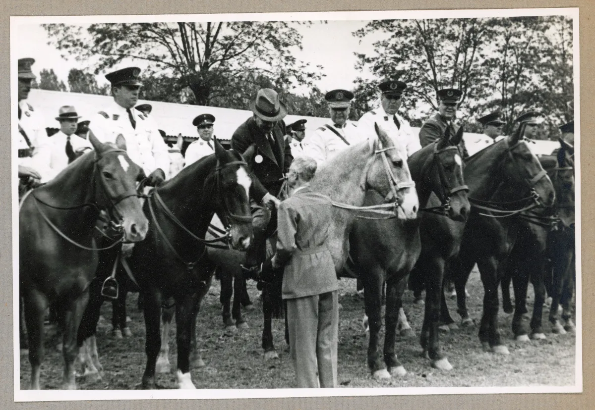 Presidente Pedro Aguirre Cerda en desfile ecuestre de conmemoración del Día de la Raza — 1939 | Chile de Ayer
