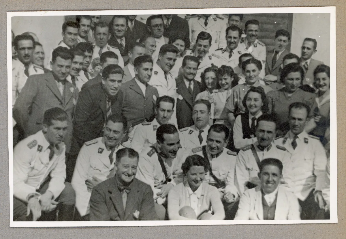 Autoridades civiles y militares en acto conmemorativo del Día de la Raza — aprox. 1939 | Chile de Ayer