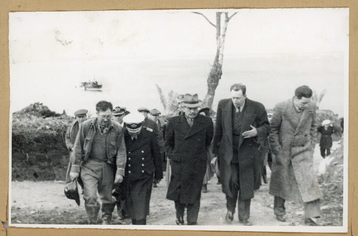 Presidente en acto oficial en Lota acompañado por autoridades militares — Lota — aprox. 1939 | Chile de Ayer