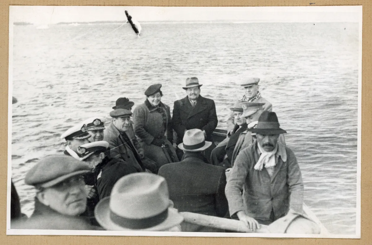 Delegación en recorrido marítimo por el puerto de Lota — Lota — aprox. 1939 | Chile de Ayer