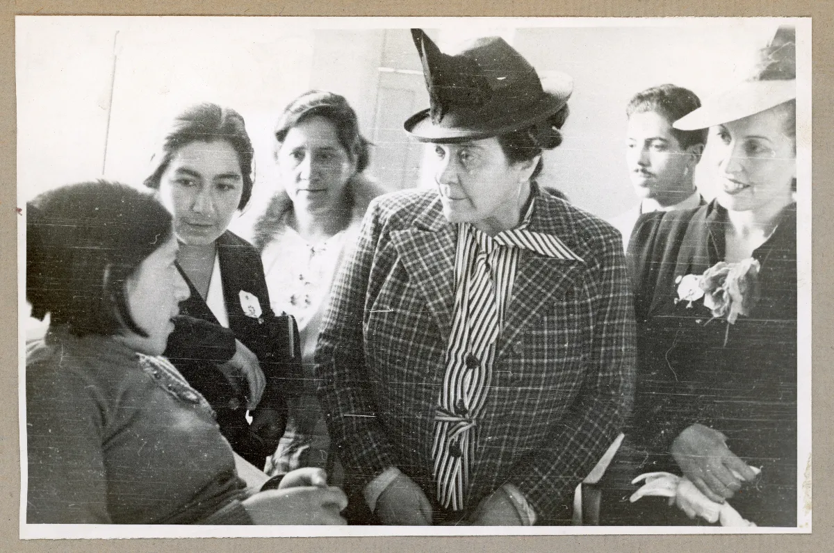 Delegación presidencial en visita al hospital de Lota — Lota — 1939 | Chile de Ayer
