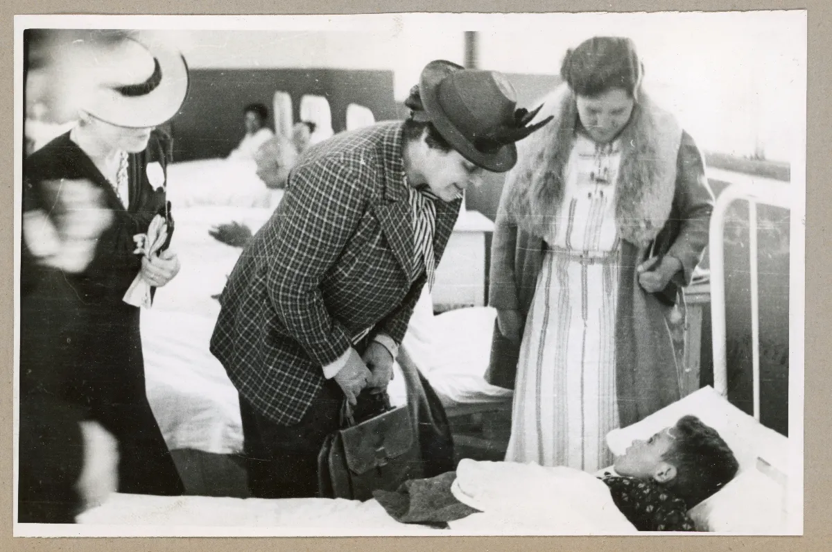 Visita presidencial oficial a enfermos en hospital de Lota — Lota — 1939 | Chile de Ayer