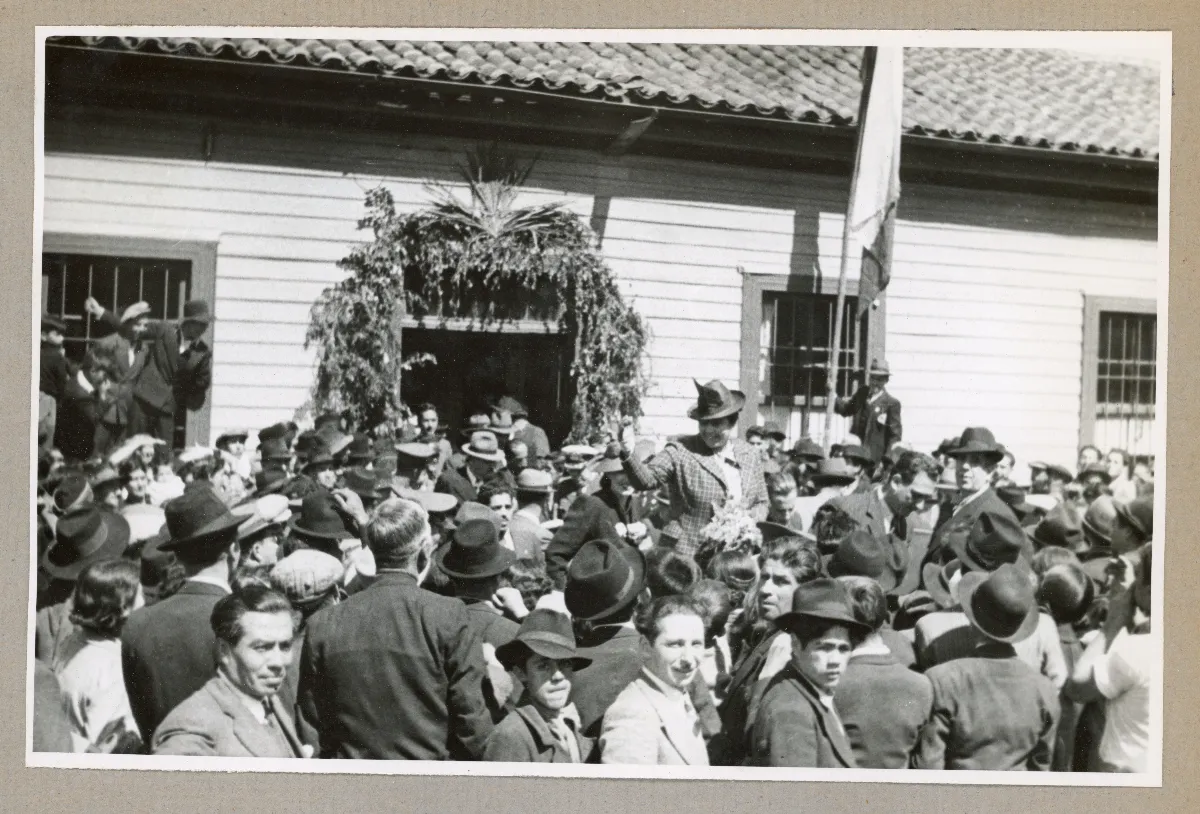 Recepción en la escuela pública de Lota durante la gira presidencial a la zona austral — Lota — 1939 | Chile de Ayer