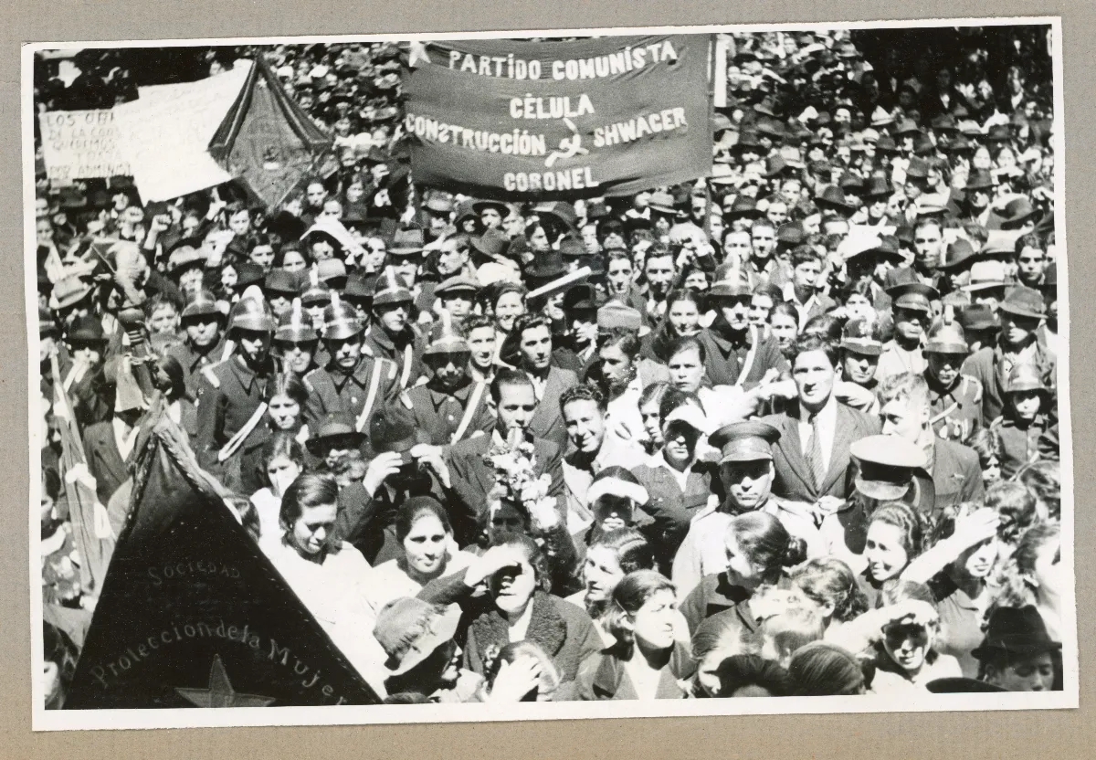 Manifestación comunista en Lota — Lota — aprox. 1940 | Chile de Ayer