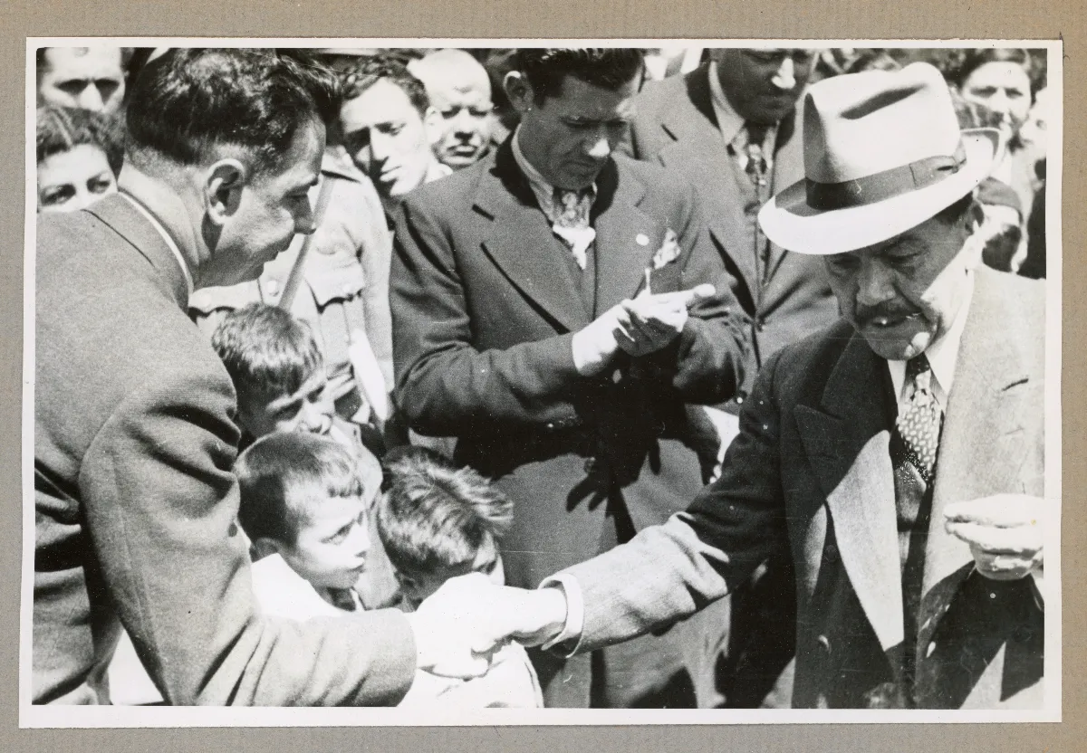 Autoridades saludando a ciudadanos en acto oficial — Lota — aprox. 1939 | Chile de Ayer