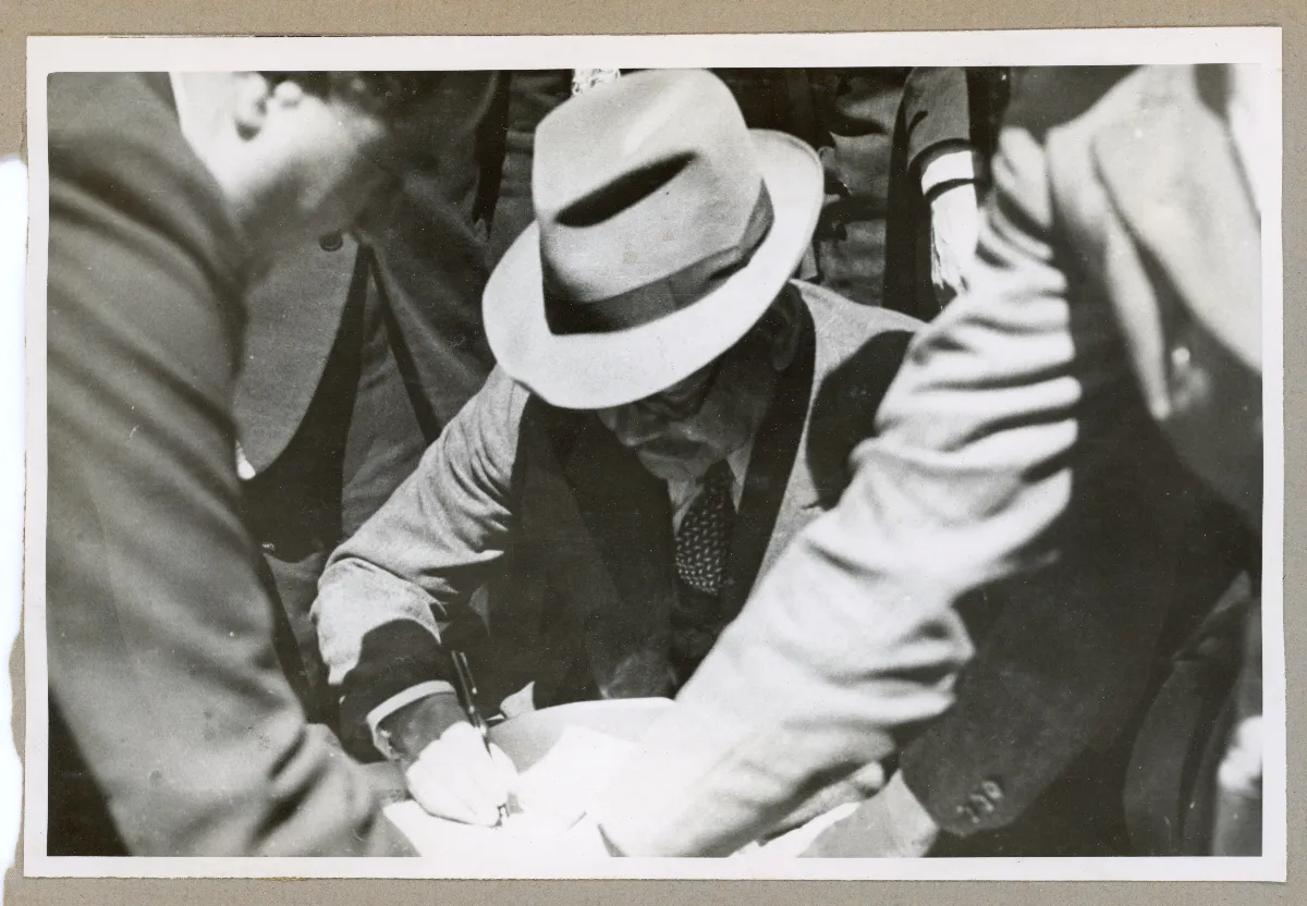 Presidente en acto oficial de firma en Lota, rodeado de autoridades — Lota — aprox. 1939 | Chile de Ayer