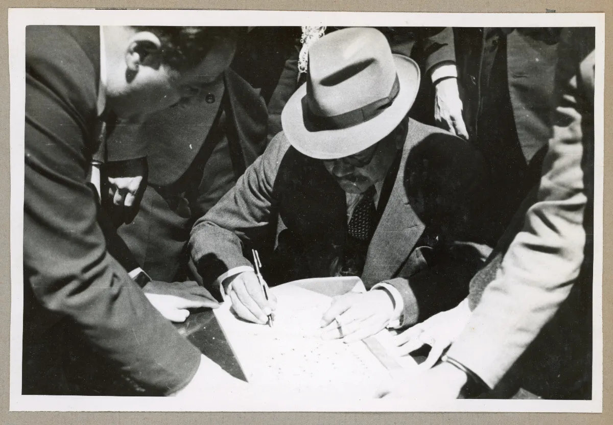 Presidente Aguirre Cerda firmando documento oficial en Lota — Lota — aprox. 1939 | Chile de Ayer