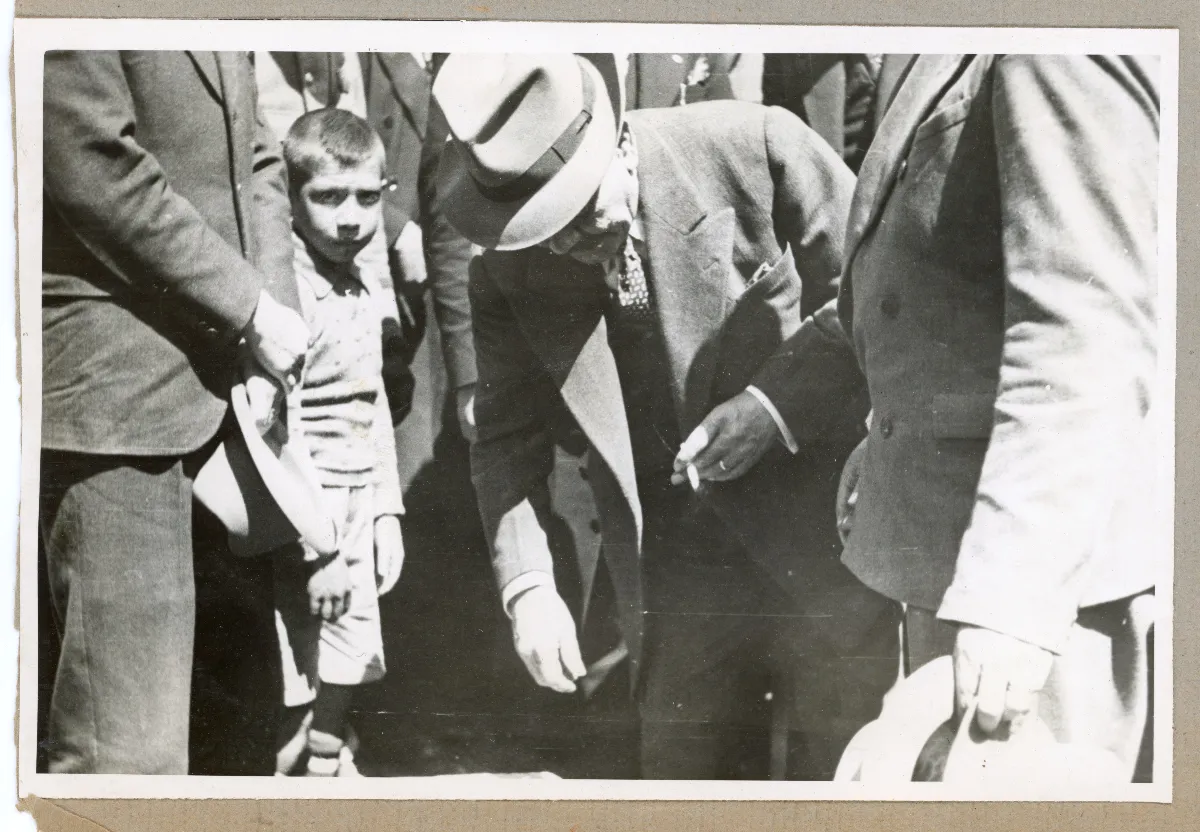 Delegación de autoridades en visita oficial del presidente a Lota — Lota — aprox. 1939 | Chile de Ayer