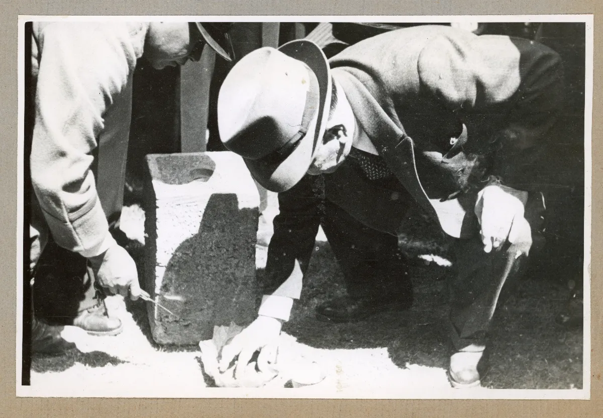 Presidente Aguirre Cerda firma documento en acto oficial en Lota — Lota — aprox. 1939 | Chile de Ayer