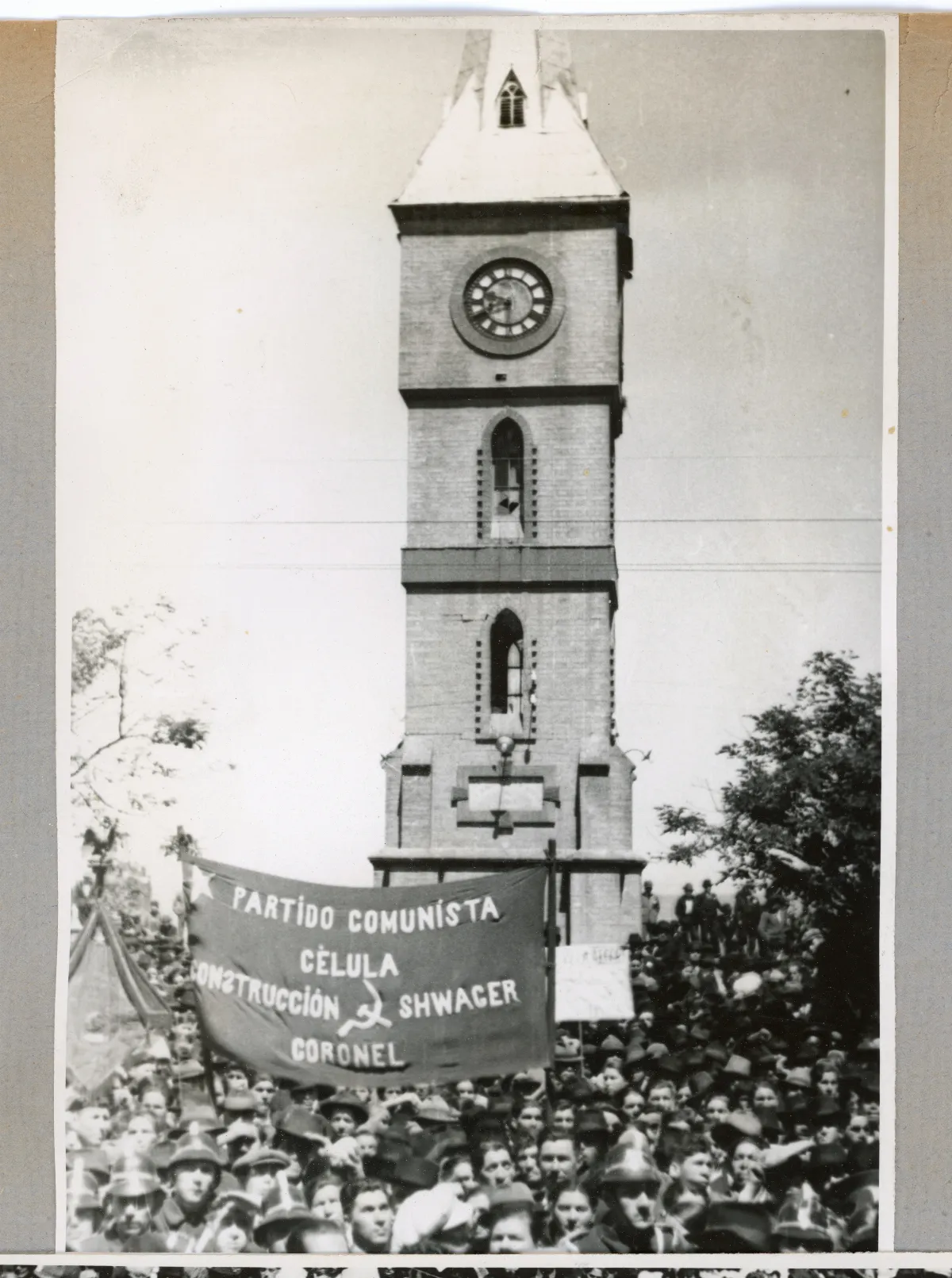 Manifestación del Partido Comunista en la plaza de Lota — Lota — aprox. 1939 | Chile de Ayer