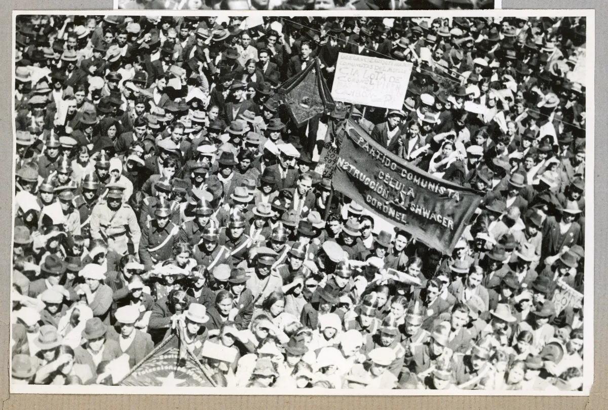 Acto político masivo con estandarte presidencial en Lota — Lota — aprox. 1939 | Chile de Ayer
