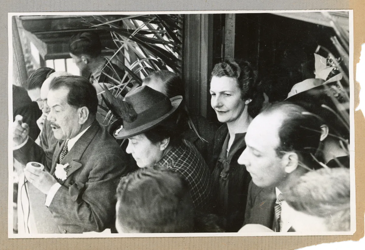 Autoridades en acto oficial con delegación de Lota — Lota — aprox. 1939 | Chile de Ayer