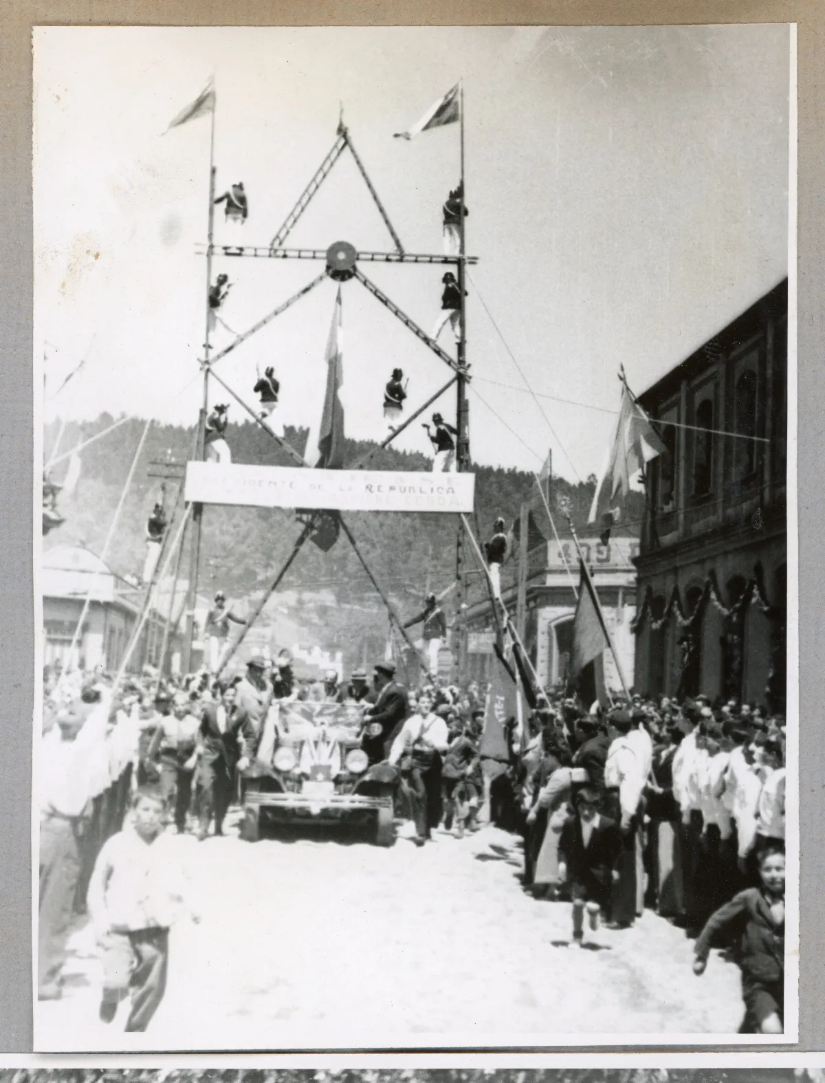 Acto ceremonial presidencial en Lota con estructura monumental y banderas — Lota — aprox. 1939 | Chile de Ayer