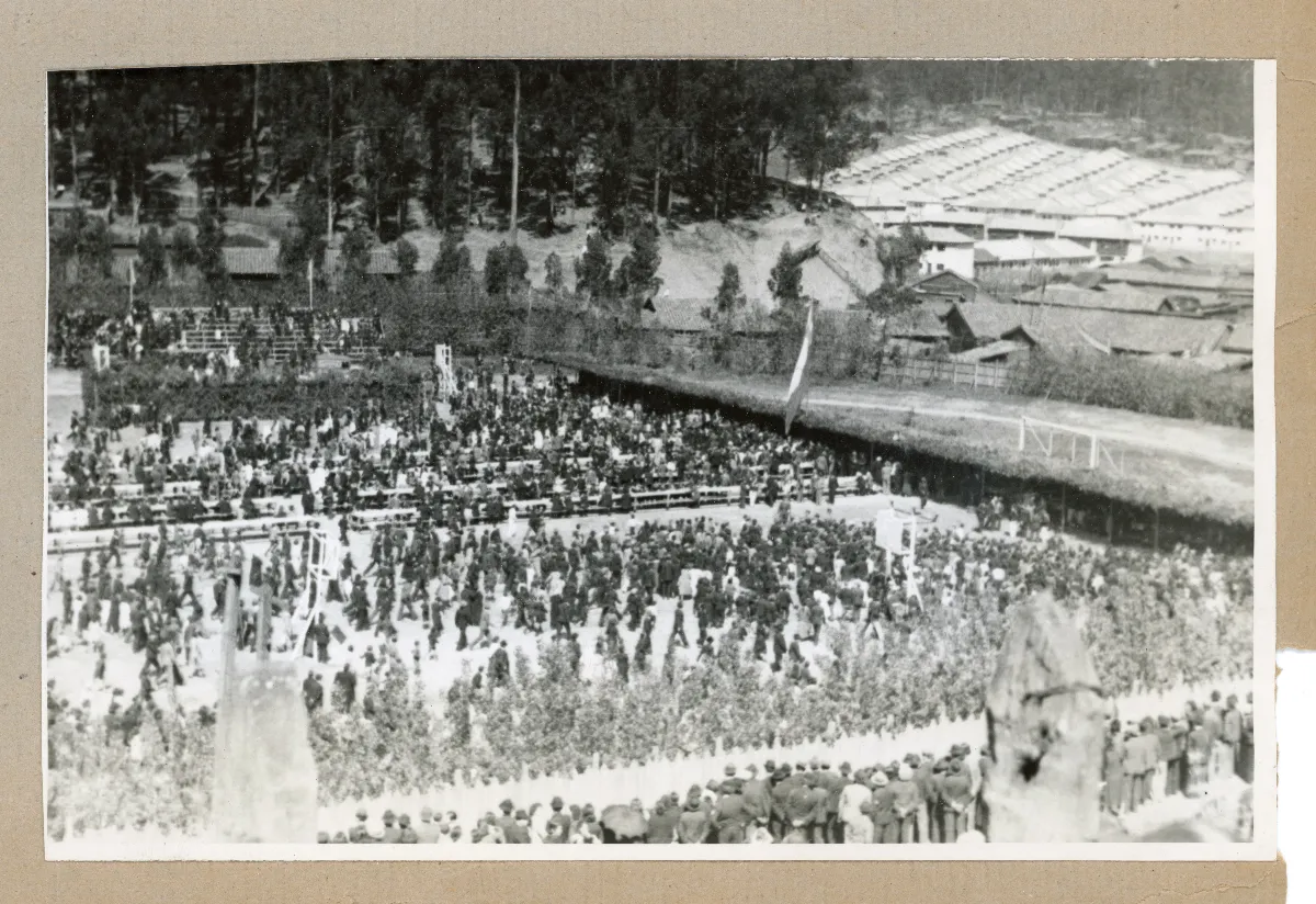 Acto presidencial masivo en Lota con multitud de ciudadanos — Lota — aprox. 1939 | Chile de Ayer