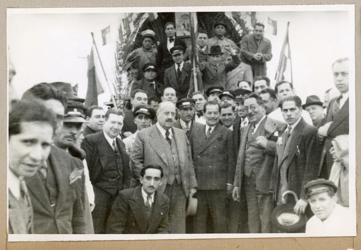 Comisión de obreros y trabajadores del ferrocarril que transportó la delegación presidencial por el Biobío — Los Alerces — 1939 | Chile de Ayer