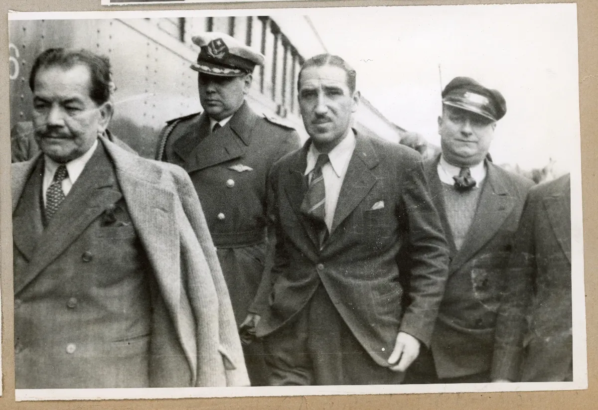 Comisión de obreros y trabajadores del ferrocarril que transportó a la delegación presidencial por el Biobío — Los Alerces — 1939 | Chile de Ayer