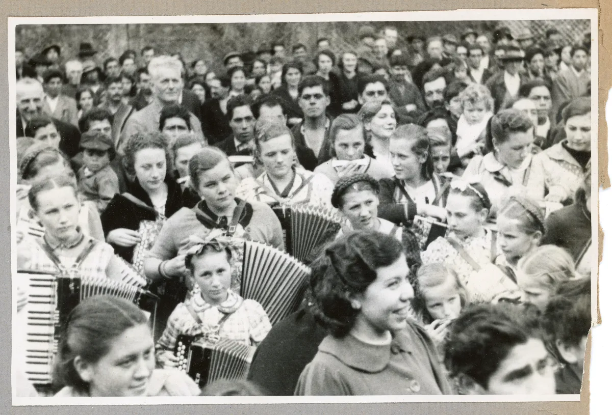 Grupo de acordeonistas en acto público de Puerto Varas — Puerto Varas — 1939 | Chile de Ayer